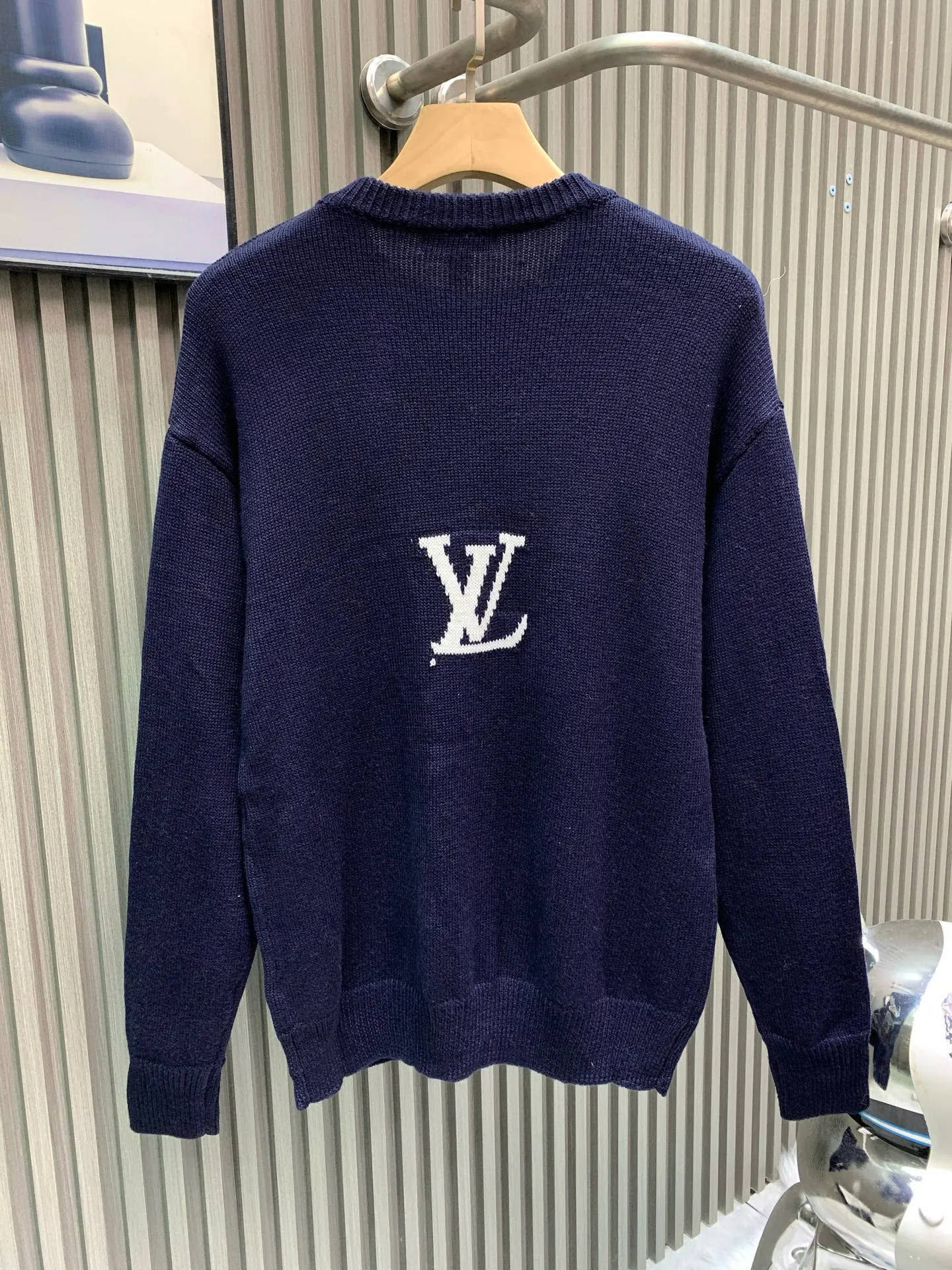 🅿️310 🀄️ Louis Vuitton Louis Vuitton 1*v Zhu Yilong same style sweatshirt 🔥 Pure classic It is your best home in autumn and winter. The standard design is more comfortable and skin-friendly than a hug. Compared with all sweatshirts, it can withstand scrutiny. Casual and atmospheric. Made of long-staple cotton imported from Egypt. The skin-friendly cotton texture makes the eyes feel more comfortable. No pilling or deformation. Simple and elegant solid color system It looks slimming and not exaggerated. It is simple and individual. The extraordinary design makes your sweatshirt far away from ordinary and mediocre.